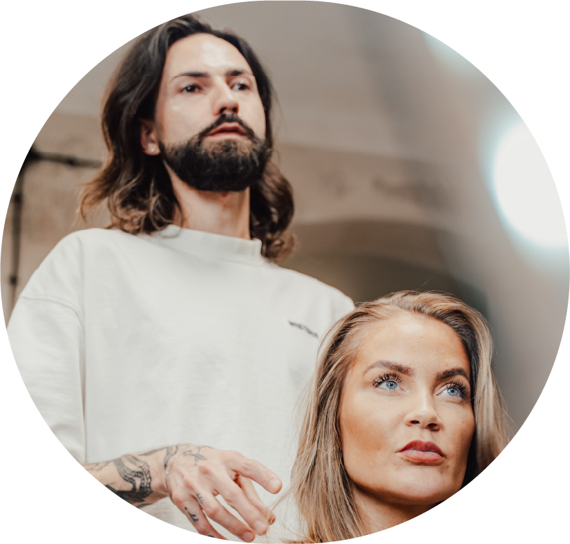 Friseur berät Kundin im Salon – steht für die professionelle Empfehlung von Hair Luxious für stärkeres, gesünderes Haarwachstum von innen.